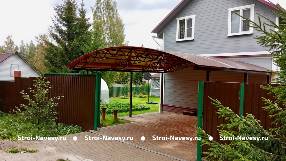 Навес из поликарбоната арочный для двух машин пристроенный к дому Навес из поликарбоната арочный для двух машин пристроенный к дому