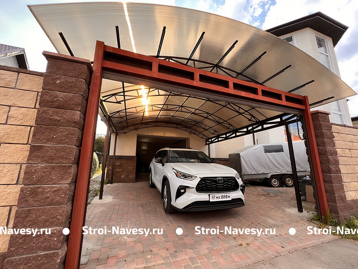 Навес из поликарбоната арочный для машин перед гаражом