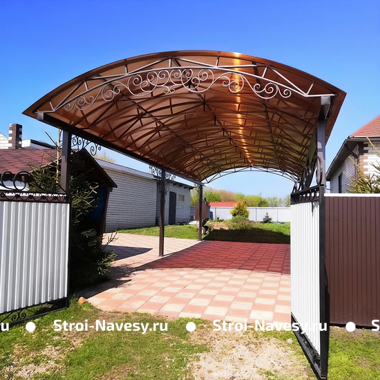 Навес из поликарбоната арочный с ковкой для двух машин