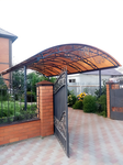 Навес автомобильный из поликарбоната арочный с ковкой перед воротами