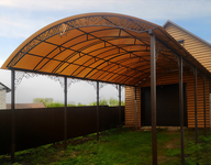 Навес из поликарбоната арочный с декоративной ковкой по периметру  пристройка к дому