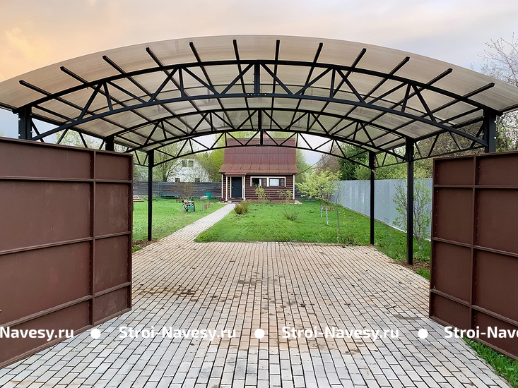 Навес из поликарбоната арочный для двух машин перед воротами