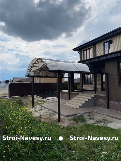 Навес над крыльцом из поликарбоната арочный пристроенный к дому Навес над крыльцом из поликарбоната арочный пристроенный к дому