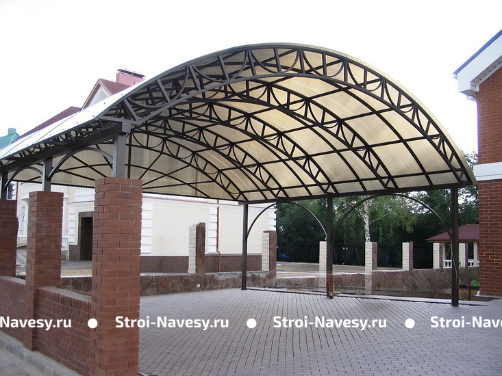 Навес из поликарбоната арочный широкий для зоны отдыха Навес из поликарбоната арочный широкий для зоны отдыха