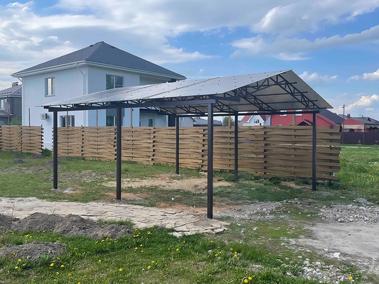 Навес из поликарбоната двускатный на шести опорах для дачного участка Навес из поликарбоната двускатный на шести опорах для дачного участка