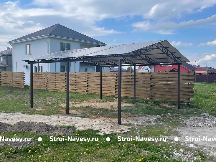 Навес из поликарбоната двускатный на шести опорах для дачного участка