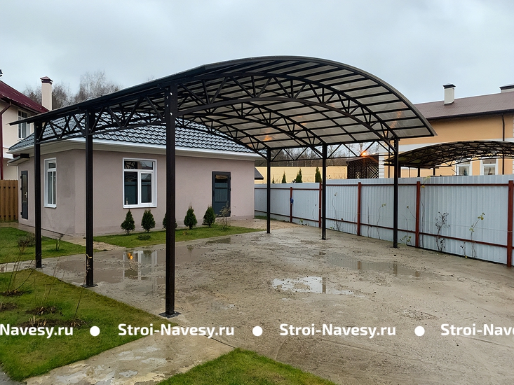 Навес из поликарбоната арочный для дачной зоны отдыха и барбекю Навес из поликарбоната арочный для дачной зоны отдыха и барбекю