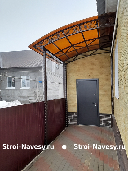Навес из поликарбоната односкатный в виде крыльца к дому с декоративной ковкой