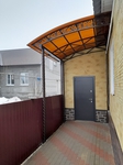 Навес из поликарбоната односкатный в виде крыльца к дому с декоративной ковкой