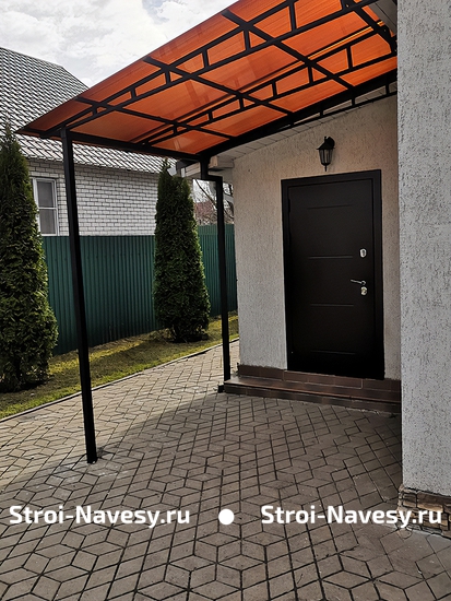 Навес из поликарбоната небольшой односкатный крыльцо к дому на двух опорах Навес из поликарбоната небольшой односкатный крыльцо к дому на двух опорах