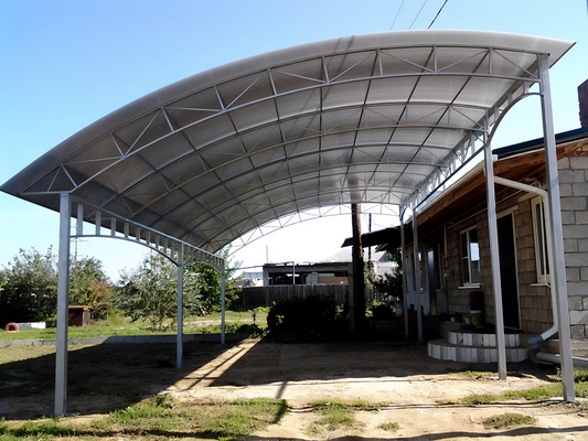 Навес из поликарбоната полуарочный рядом с домом Навес из поликарбоната полуарочный рядом с домом