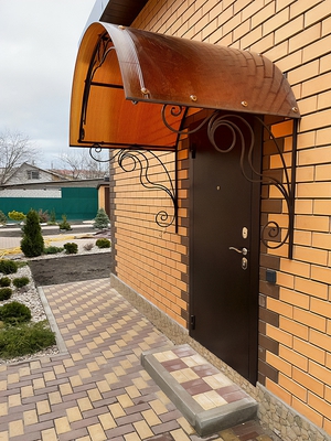 Навес из поликарбоната простой арочный с элементами ковки для крыльца Навес из поликарбоната простой арочный с элементами ковки для крыльца