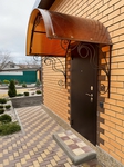 Навес из поликарбоната простой арочный с элементами ковки для крыльца