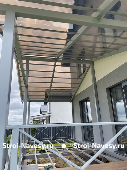 Современный двускатный навес хай-тек с окрасом в серый RAL для веранды дома