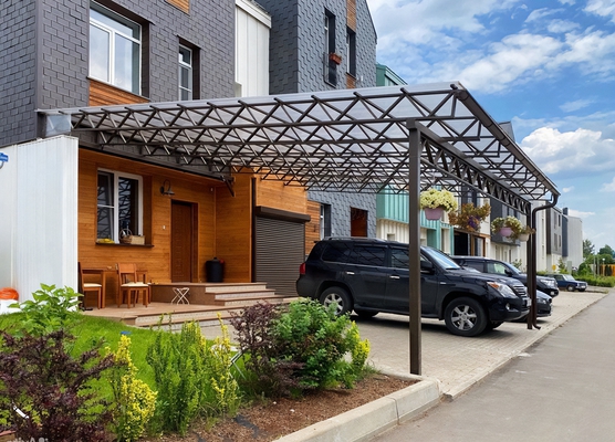 Навес-козырек из поликарбоната односкатный современный в виде веранды примыкающей к дому Навес-козырек из поликарбоната односкатный современный в виде веранды примыкающей к дому