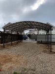 Навес из поликарбоната арочный для машин перед воротами