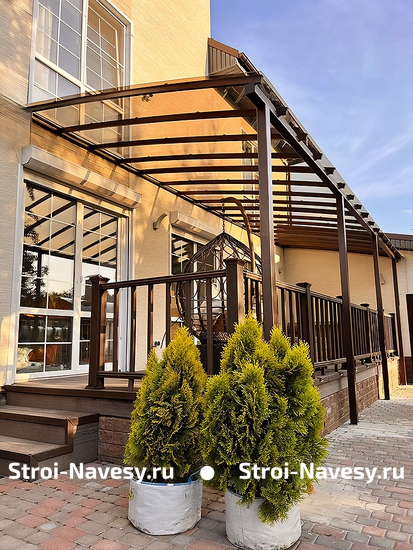 Навес хай-тек из поликарбоната односкатный для веранды примыкающей к дому Навес хай-тек из поликарбоната односкатный для веранды примыкающей к дому