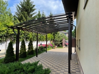 Навес high-tech из монолитного поликарбоната односкатный современный для зоны отдыха у дома