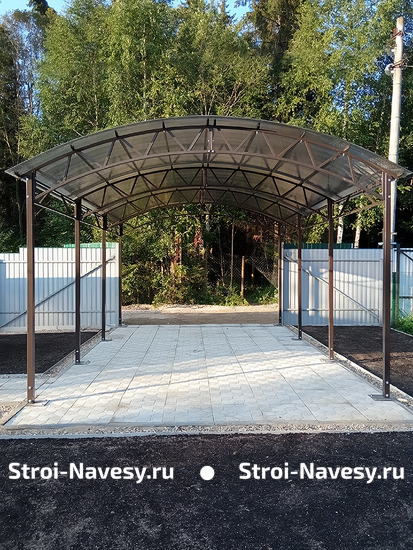 Навес из поликарбоната арочный для авто при въезде на дачу Навес из поликарбоната арочный для авто при въезде на дачу