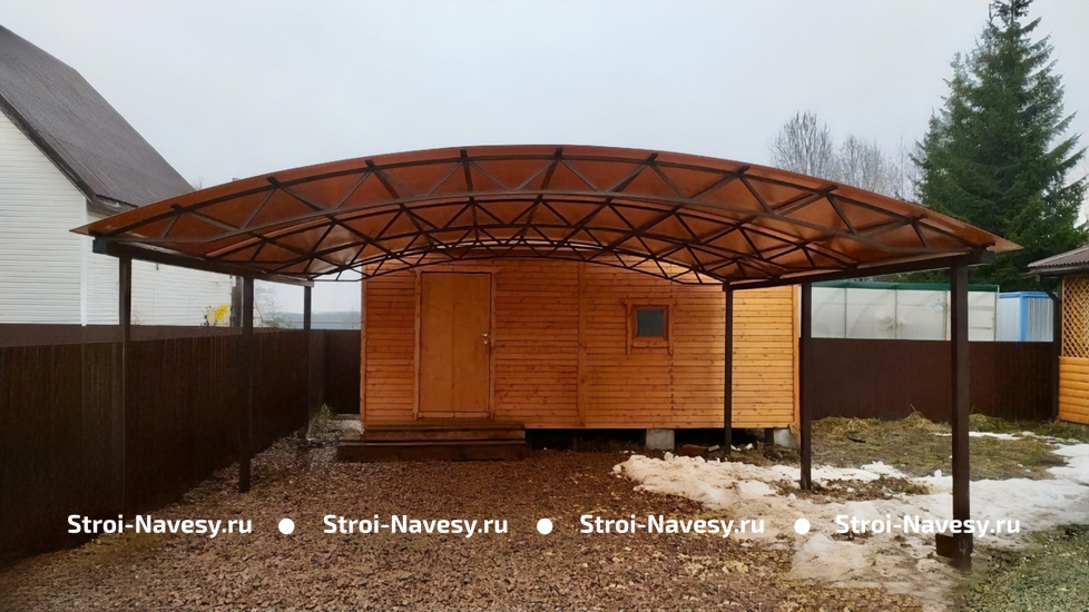 Навес из поликарбоната и металлопрофиля арочный для дачной зоны отдыха перед баней Навес из поликарбоната и металлопрофиля арочный для дачной зоны отдыха перед баней