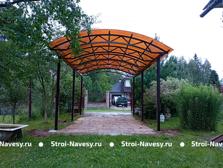 Навес коричневый из поликарбоната арочный для одной машины Навес коричневый из поликарбоната арочный для одной машины