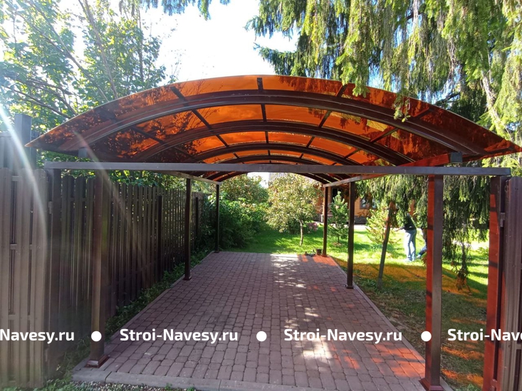 Навес автомобильный из монолитного поликарбоната арочный для загородного дома Навес автомобильный из монолитного поликарбоната арочный для загородного дома