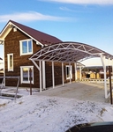 Навес из темного поликарбоната для автомобиля арочный с белыми столбами