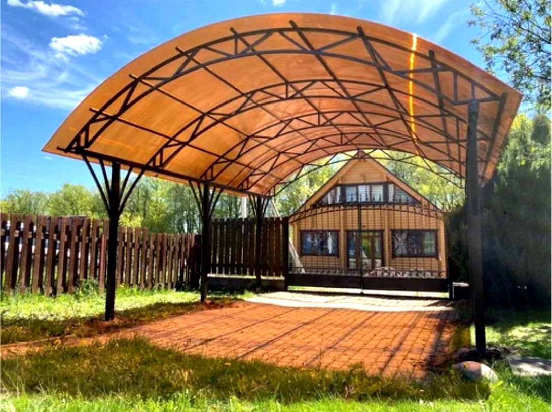 Арочный автонавес с коричневым поликарбонатом Навес для автомобиля двускатный перед гаражом