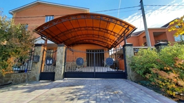 Навес для машины из поликарбоната коричневый арочный пристрой к дому