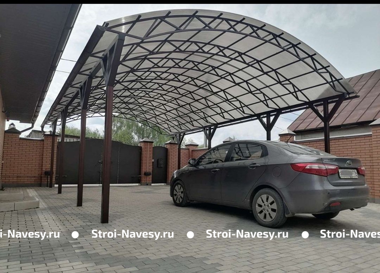 Навес из серого поликарбоната для автомобиля арочный