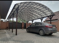 Навес из серого поликарбоната для автомобиля арочный