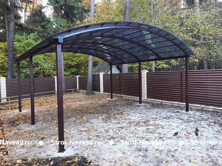Навес из поликарбоната арочный для дачной зоны отдыха