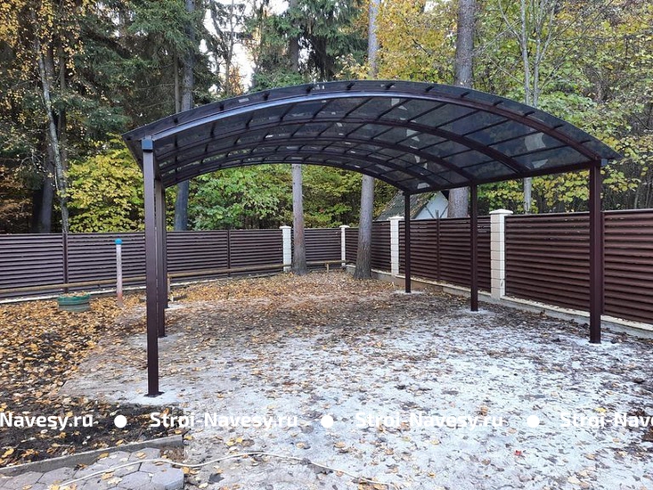 Навес из поликарбоната арочный для дачной зоны отдыха