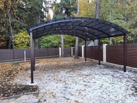 Навес из поликарбоната арочный для дачной зоны отдыха