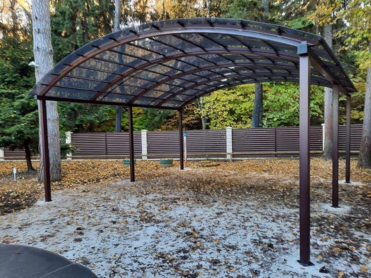 Навес из поликарбоната арочный для дачной зоны отдыха