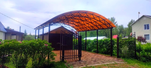 Арочный автонавес с поликарбонатом для дачи