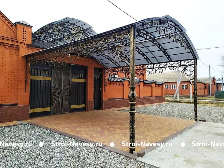 Навес из поликарбоната с ковкой арочный для автомобиля