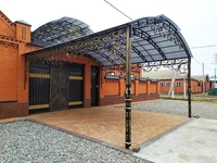 Навес из поликарбоната с ковкой арочный для автомобиля