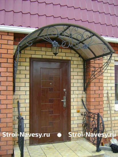 Навес-козырек арочный из поликарбоната и металлопрофиля с коваными узорами Навес-козырек арочный из поликарбоната и металлопрофиля с коваными узорами