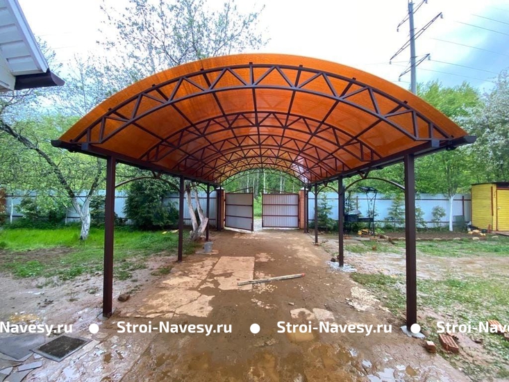 Навес коричневый из поликарбоната арочный для 2 и более автомобилей