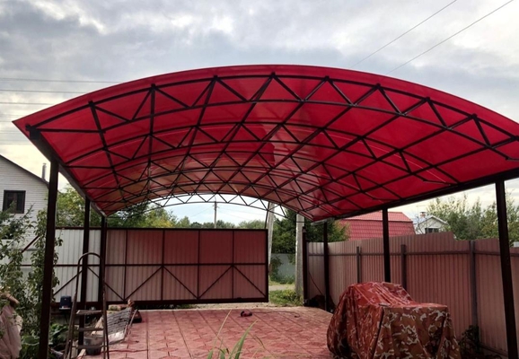 Навес из поликарбоната красный арочный для размещения авто