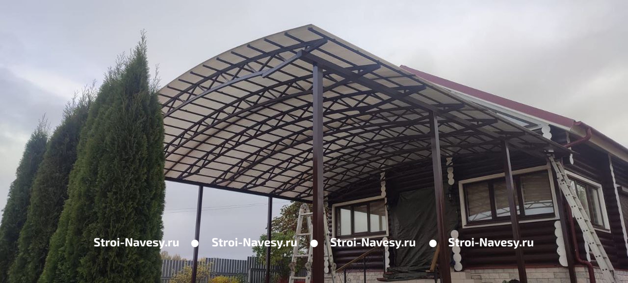 Навес из поликарбоната арочный для деревянного дома