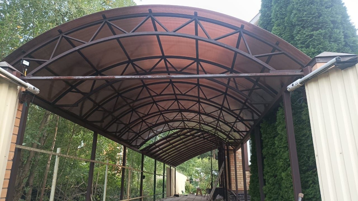 Навес из коричневого поликарбоната для машины арочный Навес из коричневого поликарбоната для машины арочный