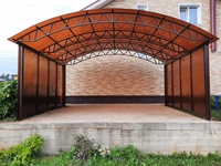 Навес из оранжевого поликарбоната закрытый арочный для дачи