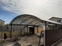 Навес из поликарбоната арочный для машины на дачу