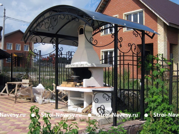Навес из поликарбоната арочный с элементами ковки для мангальной зоны на даче