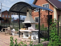 Навес из поликарбоната арочный с элементами ковки для мангальной зоны на даче