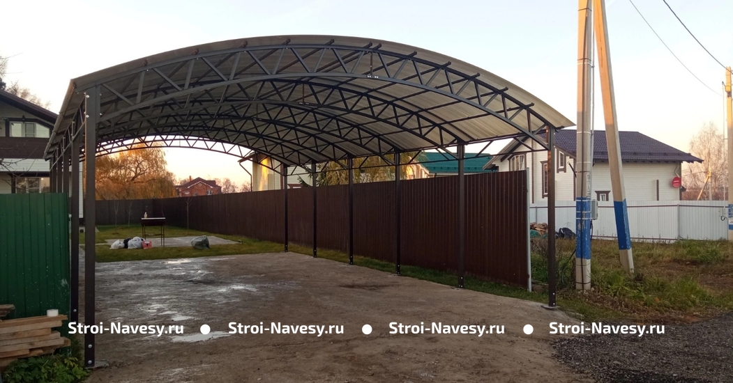 Навес из поликарбоната стальной арочный для размещения авто