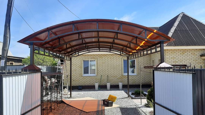 Навес из оранжевого поликарбоната и стали арочный для дачи