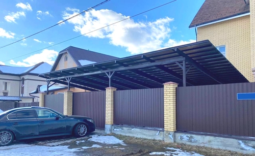 Автонавес для загородного дома с поликарбонатом